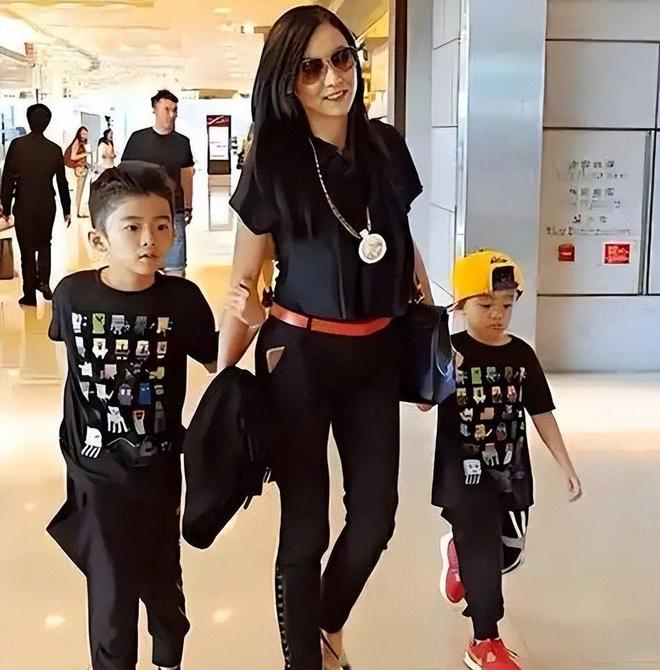 岁小儿子变挂件撒娇太粘人生父至今成迷PG麻将胡了张柏芝晒母亲节vlog6(图15)