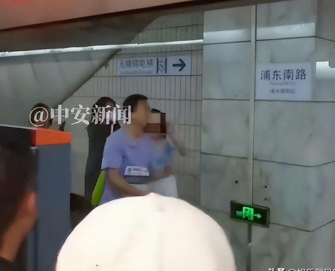 嚣张照片曝光翘腿耍横通报难怪胆子大PG电子麻将胡了2地铁踢裆女被抓仍(图10)