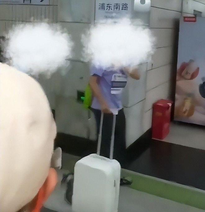 嚣张照片曝光翘腿耍横通报难怪胆子大PG电子麻将胡了2地铁踢裆女被抓仍(图8)